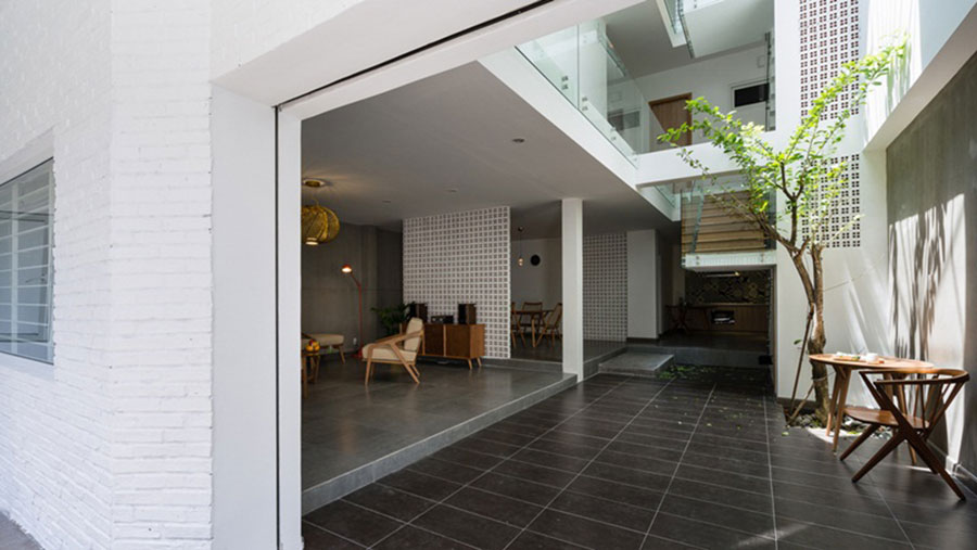 Các nhược điểm của giếng trời có thể kể đến như gây tiếng vang trong nhà, khó thoát nước, làm giảm tuổi thọ nội thất...