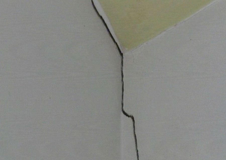 Các vết nứt ở mép tường, vị trí tiếp giáp cần được xử lý cẩn thận theo các bước