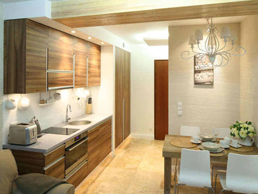 Cửa nhà vệ sinh đối diện bếp