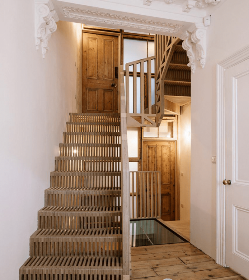 Cửa nhà vệ sinh đối diện cầu thang